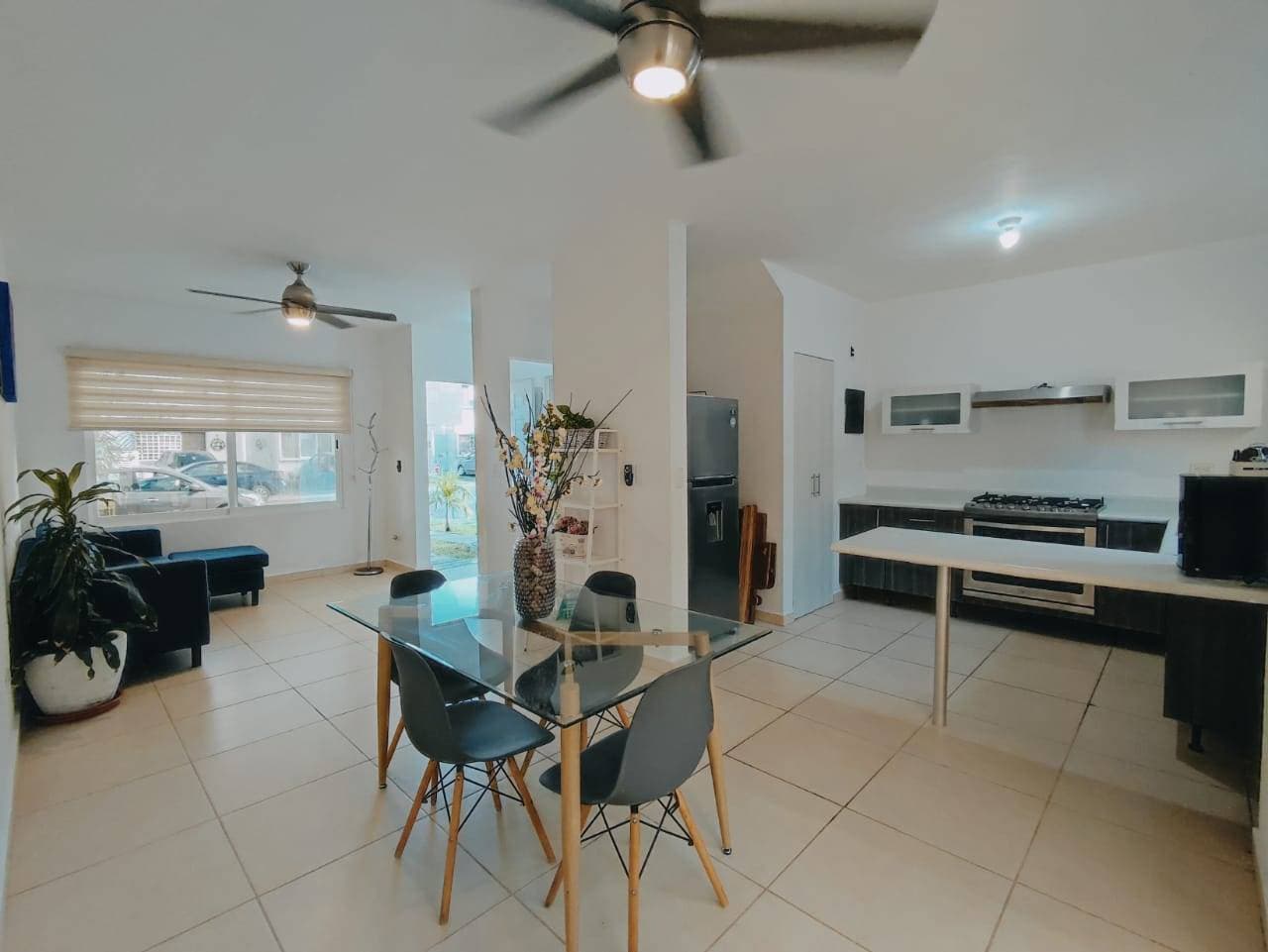 https://yo-rento.s3.us-east-2.amazonaws.com/properties/1791/1768408304920-sala-comedor-cocina-los-olivos-3-playa-del-carmen.jpeg