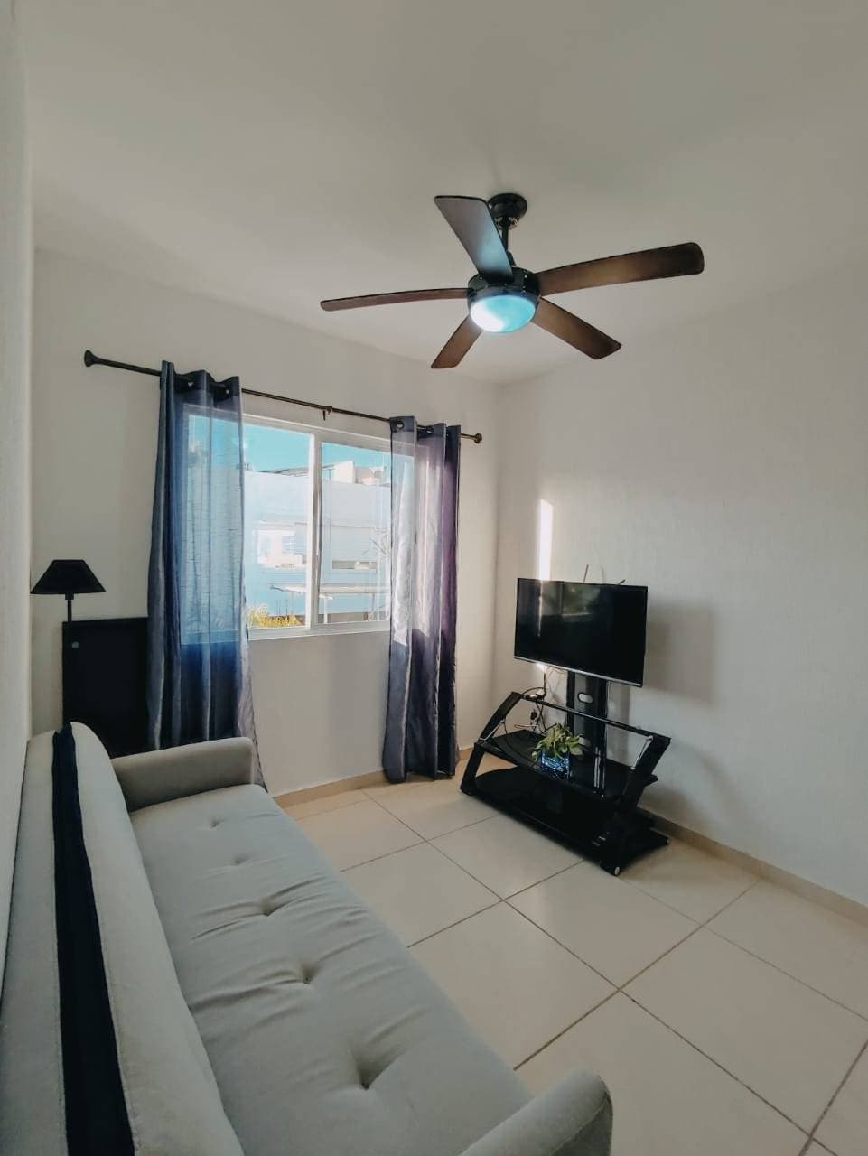 https://yo-rento.s3.us-east-2.amazonaws.com/properties/1791/1768408305053-sofa-tv-los-olivos-3-playa-del-carmen.jpeg